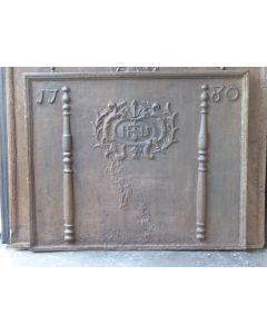 Haardplaat 'Pilaren met IHS Monogram'