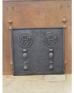 Haardplaat 'Pilaren met IHS Monogram'