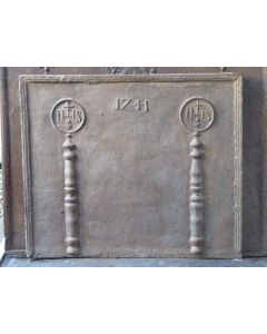 Haardplaat 'Pilaren met IHS Monogram'