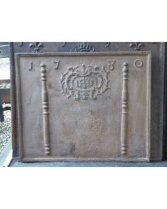 Haardplaat 'Pilaren met IHS Monogram'