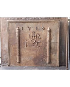 Haardplaat 'Pilaren met IHS Monogram'