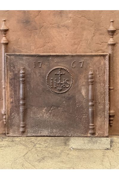 Haardplaat 'Pilaren met IHS Monogram'