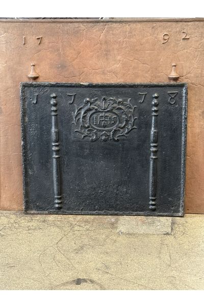 Haardplaat 'Pilaren met IHS Monogram'