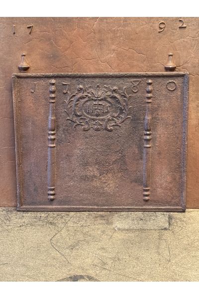 Haardplaat 'Pilaren met IHS Monogram'