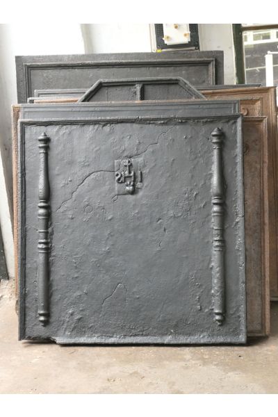 Haardplaat 'Pilaren met IHS Monogram'