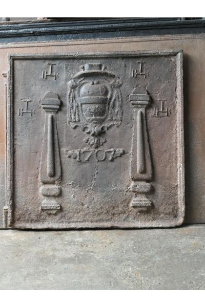Haardplaat 'Pilaren met IHS Monogram'