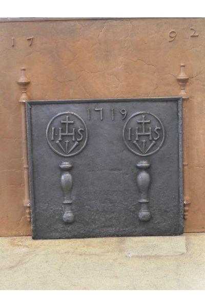 Haardplaat 'Pilaren met IHS Monogram'