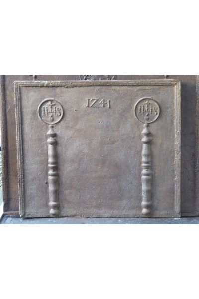 Haardplaat 'Pilaren met IHS Monogram'