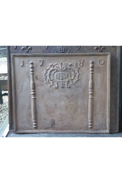 Haardplaat 'Pilaren met IHS Monogram'