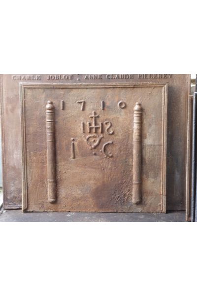 Haardplaat 'Pilaren met IHS Monogram'