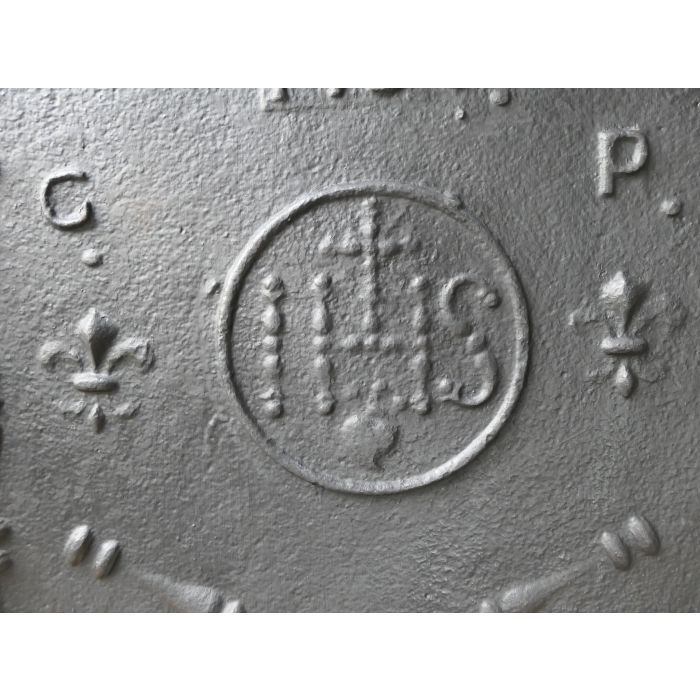 Haardplaat 'Pilaren met IHS Monogram' van Gietijzer 