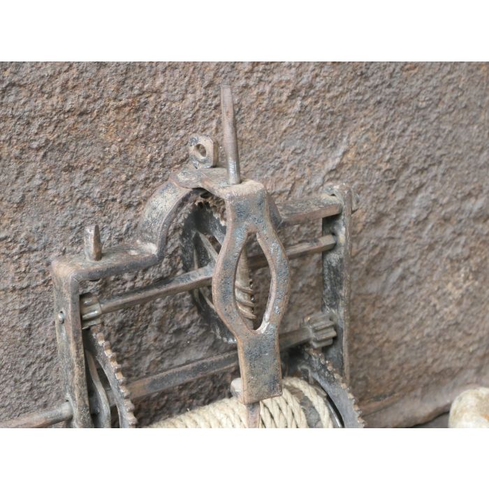 Antiek Gewicht-Aangedreven Draaispit van Smeedijzer, Hout, Steen, Touw 