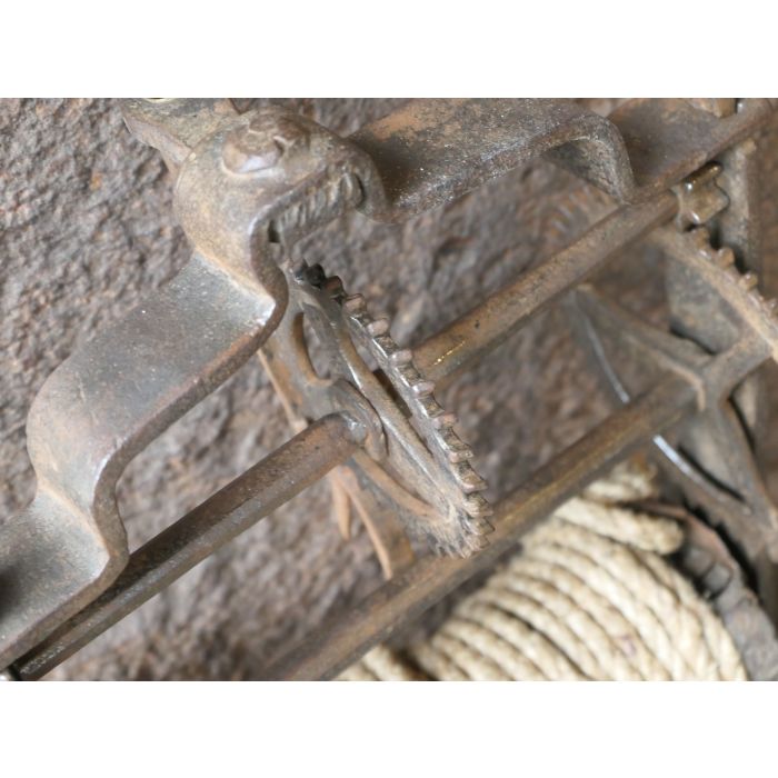 Antiek Gewicht-Aangedreven Draaispit van Smeedijzer, Hout, Touw, Lood 