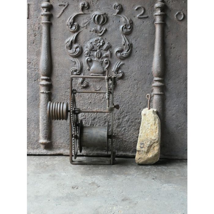 Antiek Gewicht-Aangedreven Draaispit van Smeedijzer, Hout, Steen 