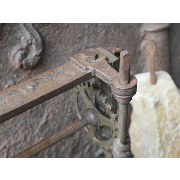 Antiek Gewicht-Aangedreven Draaispit van Smeedijzer, Hout, Steen 