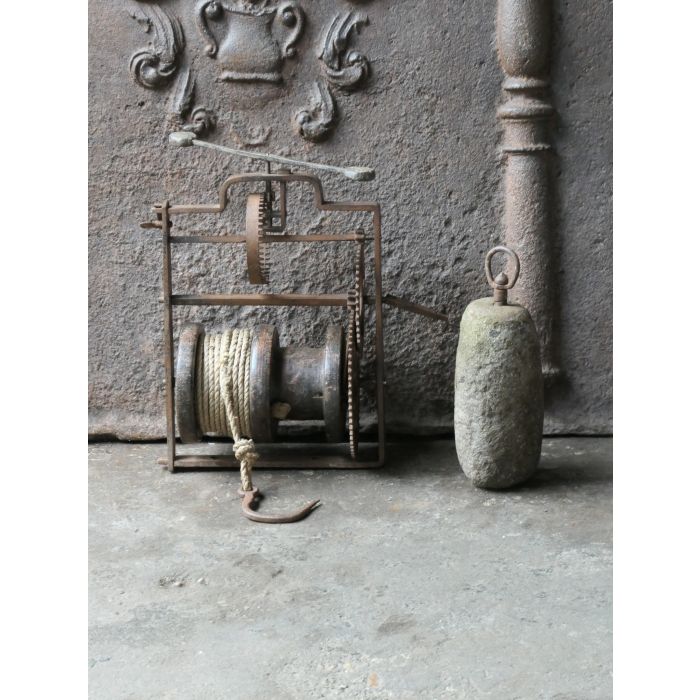 Antiek Gewicht-Aangedreven Draaispit van Smeedijzer, Hout, Steen, Touw, Lood 
