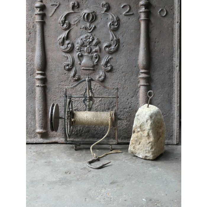 Antiek Gewicht-Aangedreven Draaispit van Smeedijzer, Messing, Hout, Steen, Touw 