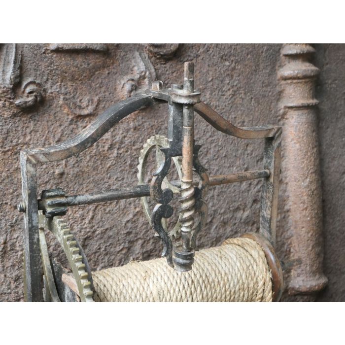 Antiek Gewicht-Aangedreven Draaispit van Smeedijzer, Messing, Hout, Steen, Touw 