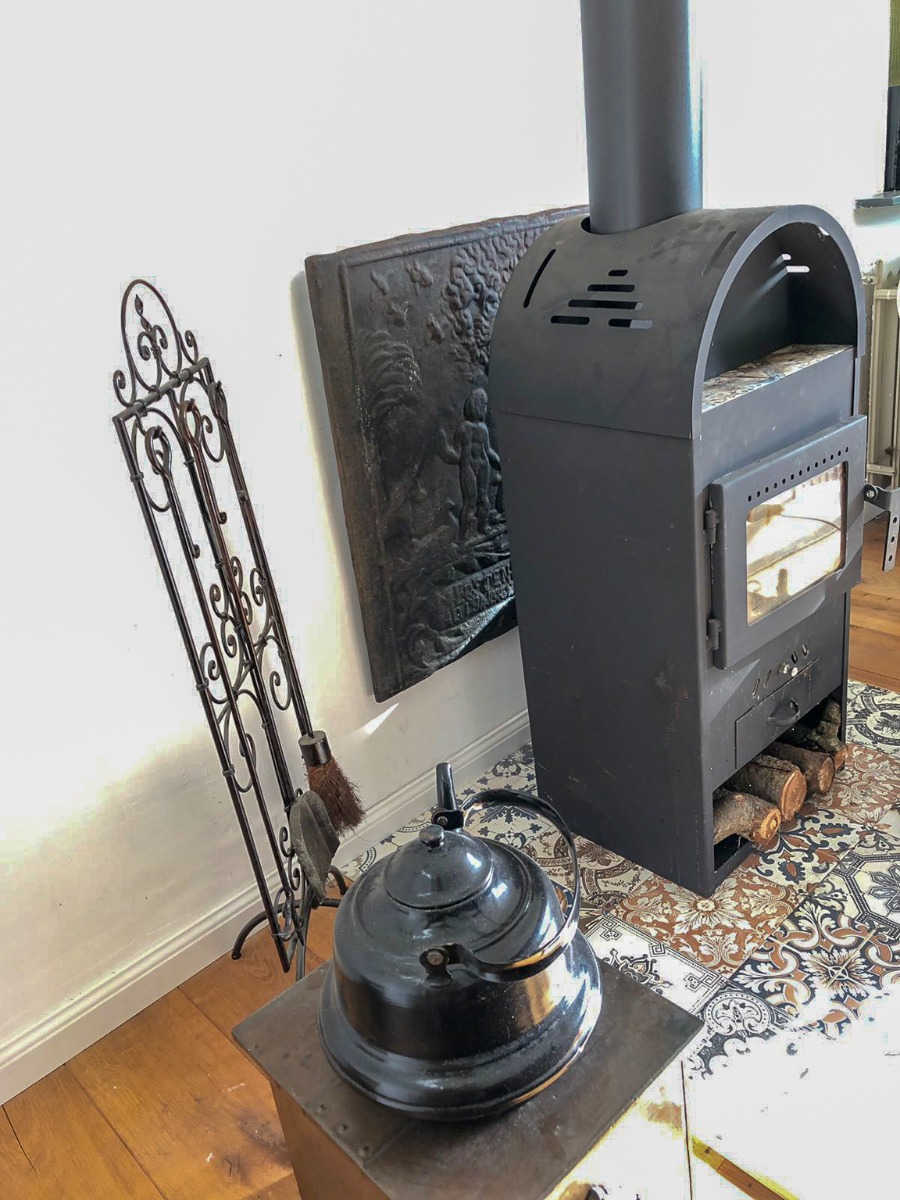 haardplaat achter de kachel