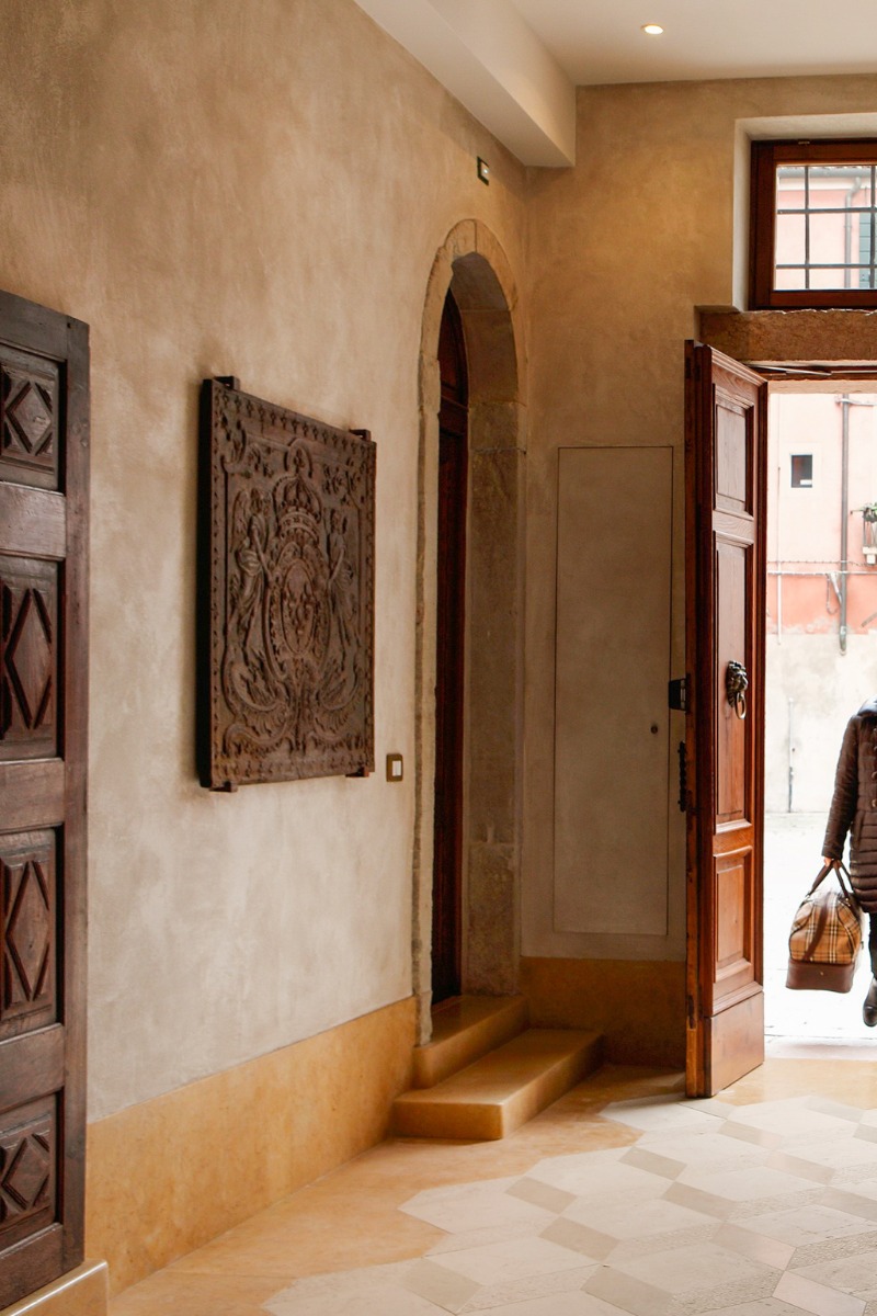 Grote antieke Franse haardplaat in de ontvangstruimte van een hotel in Venetië