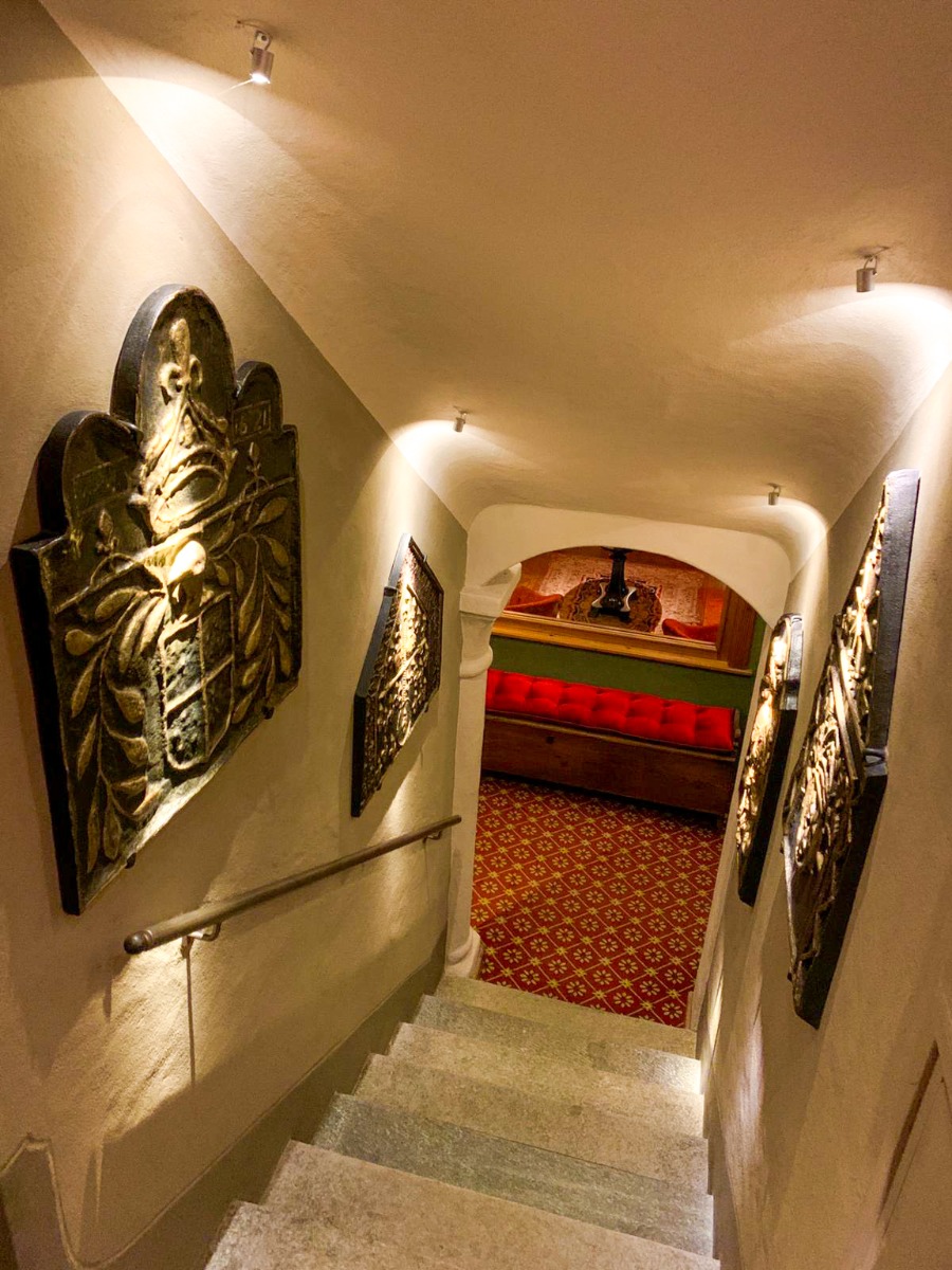 Haardplaat als decoratie in Hotel Miramonti
