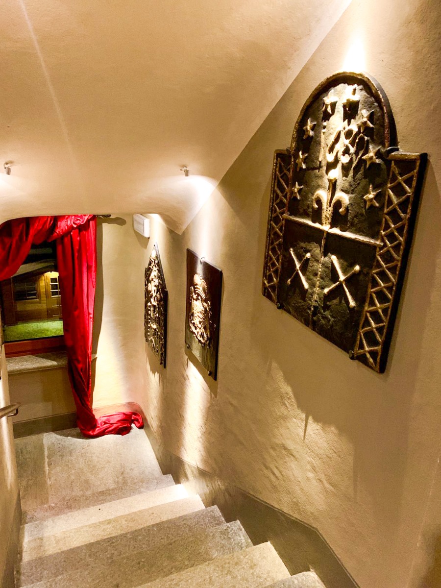 Haardplaat als decoratie in Hotel Miramonti width=