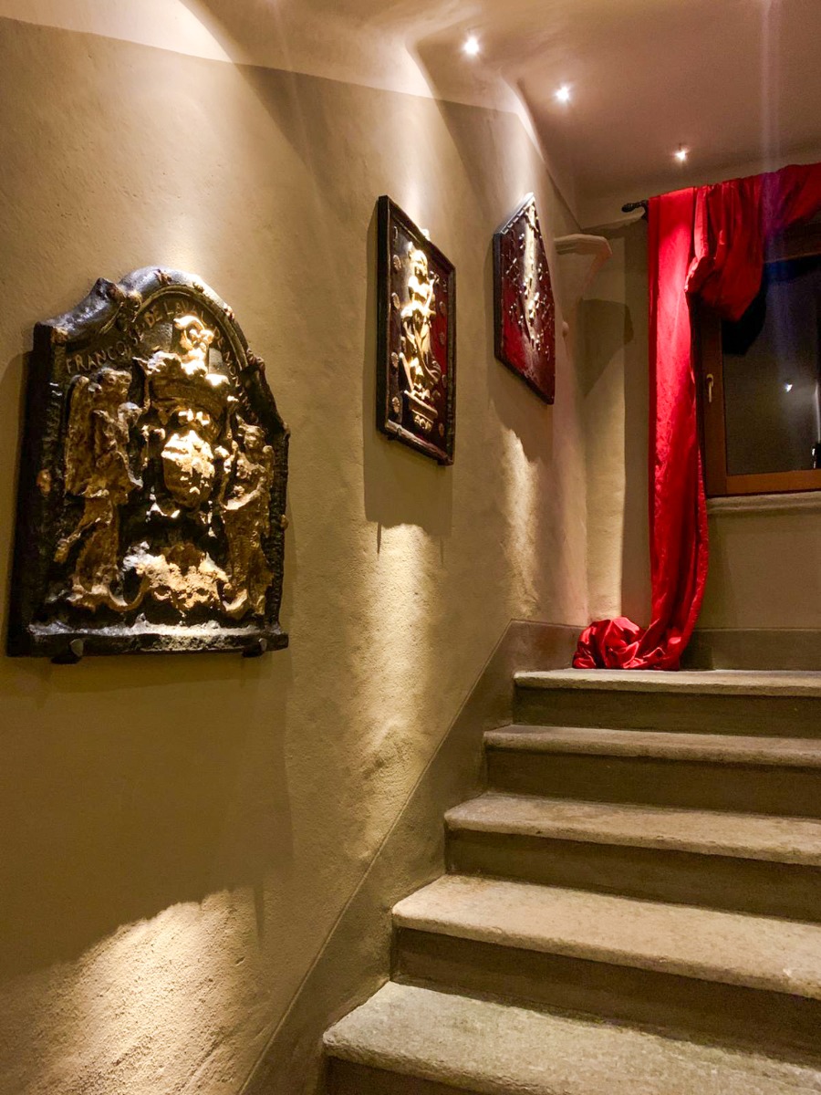 Haardplaat als decoratie in Hotel Miramonti