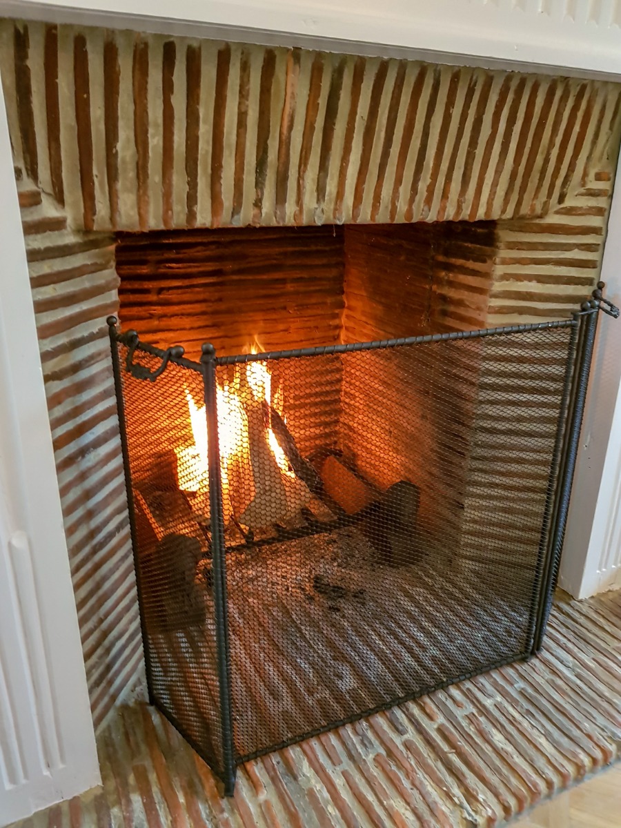 Nieuw, handgemaakt Frans 3-slag haardscherm (57 cm hoog) in antieke antieke haardbokken en nieuw haardrooster