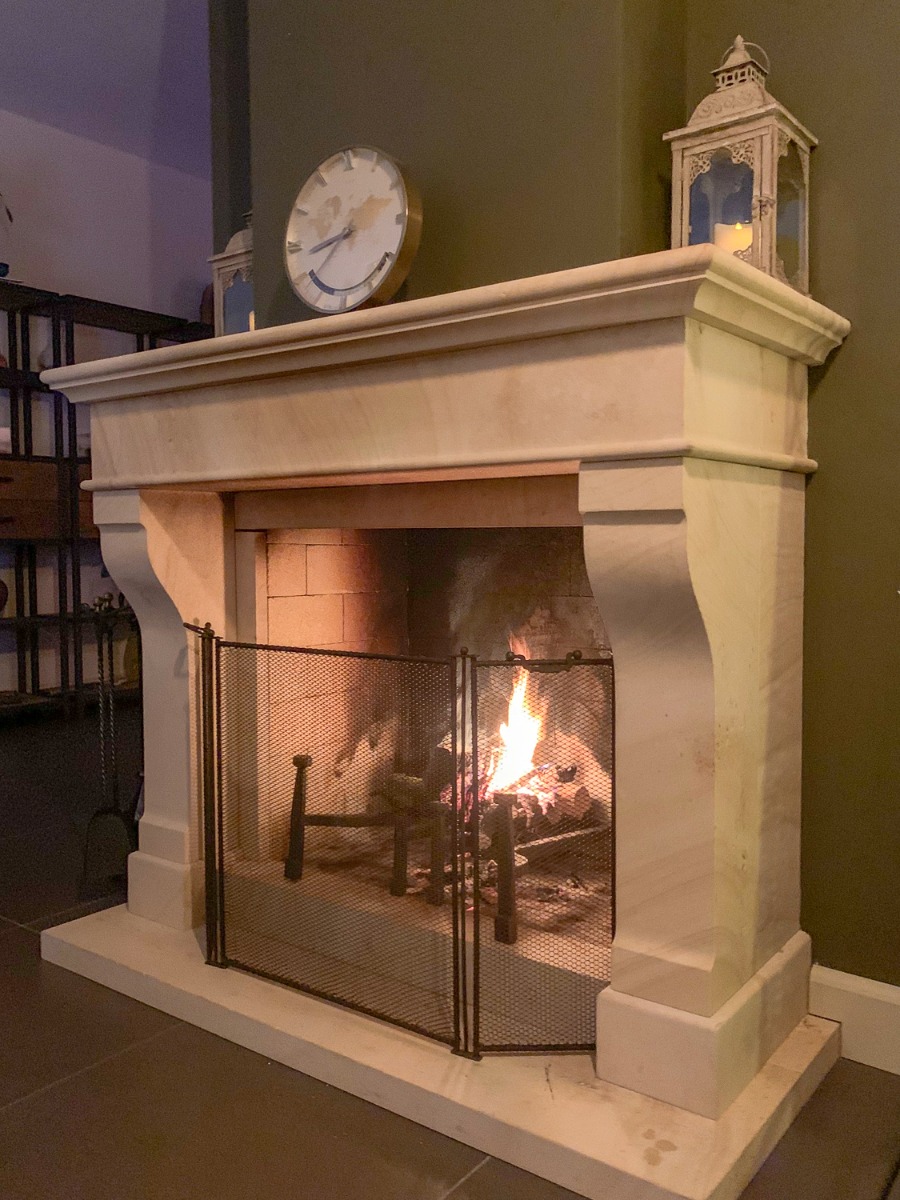 Nieuw, handgemaakt Frans 3-slag haardscherm (57 cm hoog) in moderne Franse schouw met antieke haardplaat en antieke Franse vuurbokken