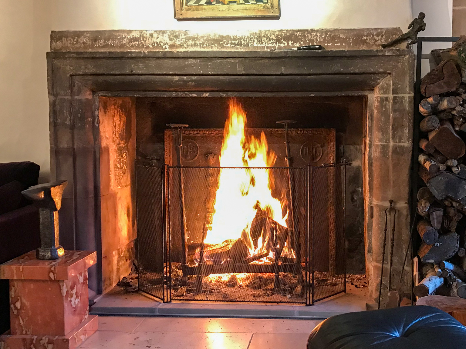 Hoog nieuw, handgemaakt Frans 3-slag haardscherm (77 cm hoog) in antieke schouw met antieke haardplaat en antieke vuurbokken en Franse haardtang